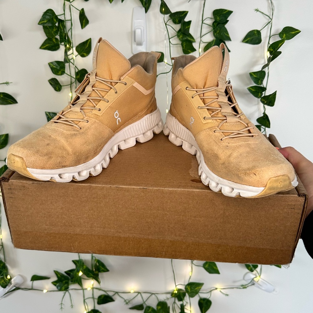 On Running Beige Sneakers Sz. Women’s 10